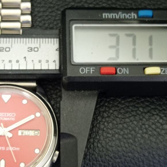 Seiko Red Dial Diver's Watch - Picture 7 of 10